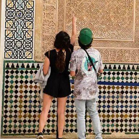 Detalle de decoración nazarí en los palacios de la Alhambra